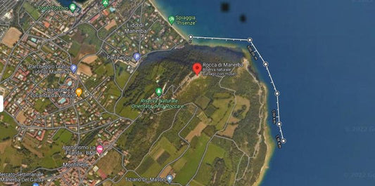 Rocca di Manerba in DPV dalla spiaggia di Pisenze